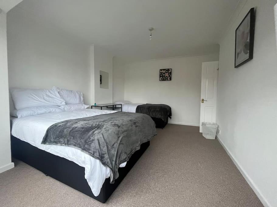 Spacious 4 Bed Home Near Nec, Jlr & Airport Parking For 3 Cars Ideal For Contractors! โซลิฮัล ภายนอก รูปภาพ