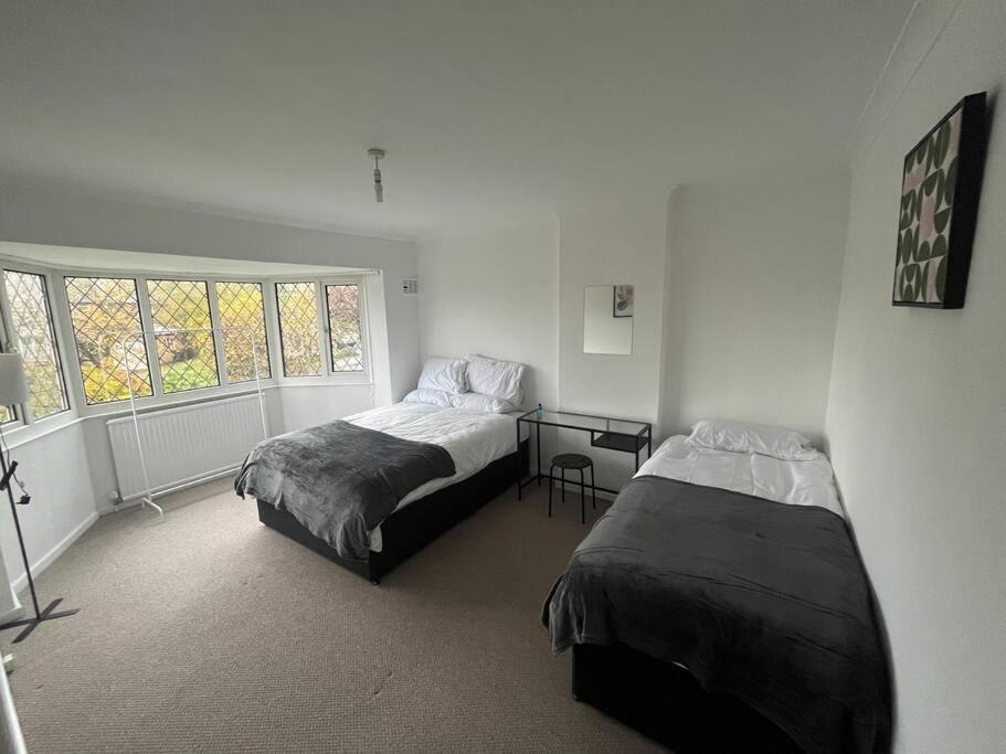 Spacious 4 Bed Home Near Nec, Jlr & Airport Parking For 3 Cars Ideal For Contractors! โซลิฮัล ภายนอก รูปภาพ