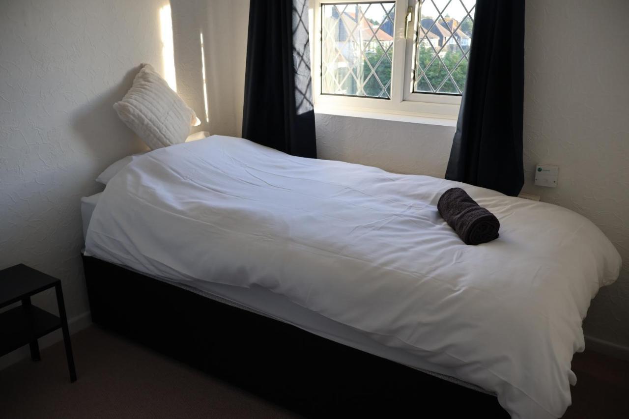 Spacious 4 Bed Home Near Nec, Jlr & Airport Parking For 3 Cars Ideal For Contractors! โซลิฮัล ภายนอก รูปภาพ