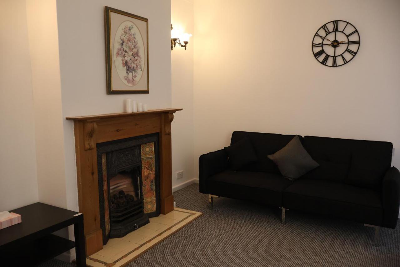 Spacious 4 Bed Home Near Nec, Jlr & Airport Parking For 3 Cars Ideal For Contractors! โซลิฮัล ภายนอก รูปภาพ
