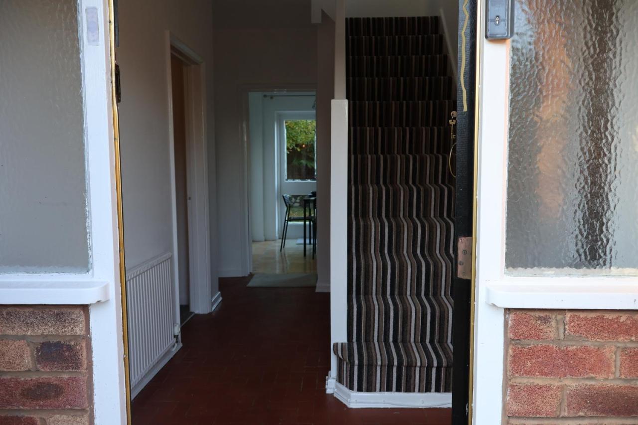 Spacious 4 Bed Home Near Nec, Jlr & Airport Parking For 3 Cars Ideal For Contractors! โซลิฮัล ภายนอก รูปภาพ