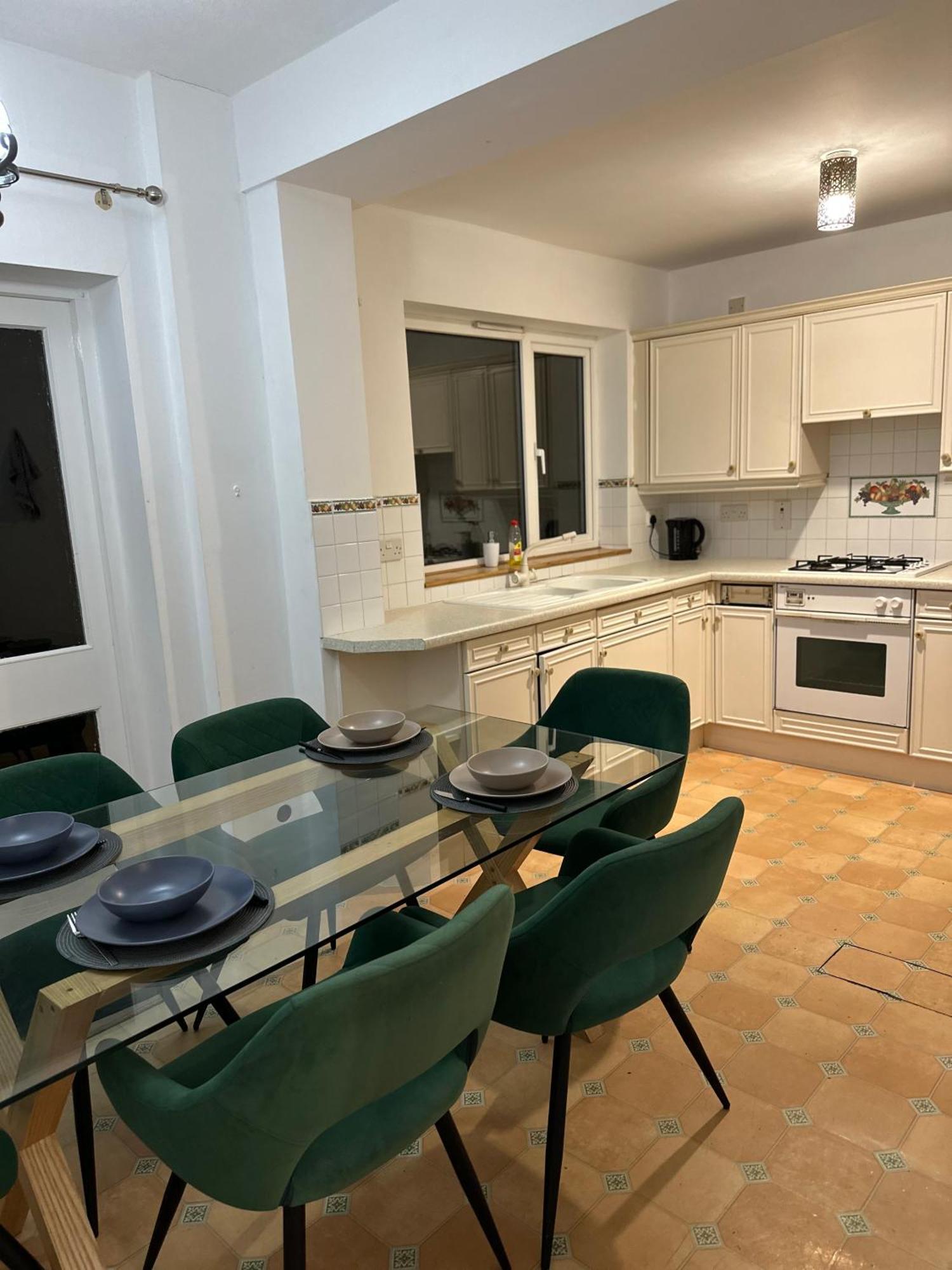 Spacious 4 Bed Home Near Nec, Jlr & Airport Parking For 3 Cars Ideal For Contractors! โซลิฮัล ภายนอก รูปภาพ