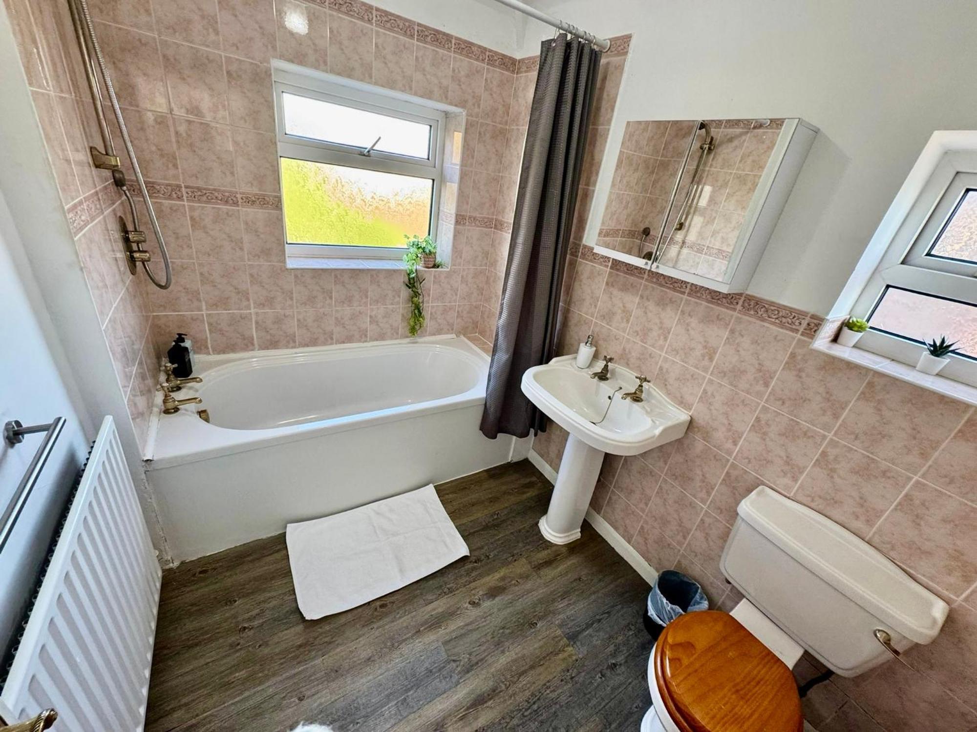 Spacious 4 Bed Home Near Nec, Jlr & Airport Parking For 3 Cars Ideal For Contractors! โซลิฮัล ภายนอก รูปภาพ