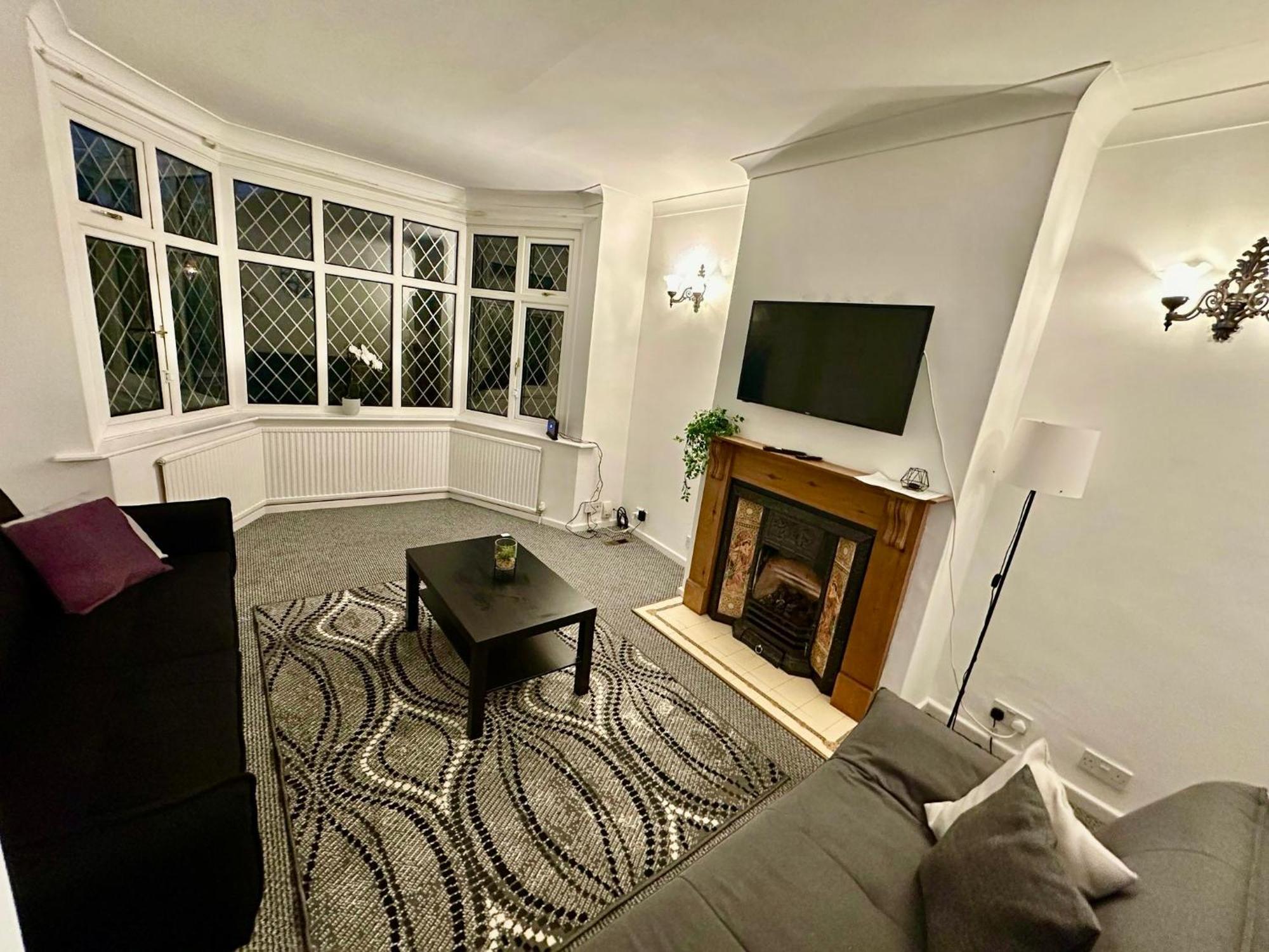 Spacious 4 Bed Home Near Nec, Jlr & Airport Parking For 3 Cars Ideal For Contractors! โซลิฮัล ภายนอก รูปภาพ