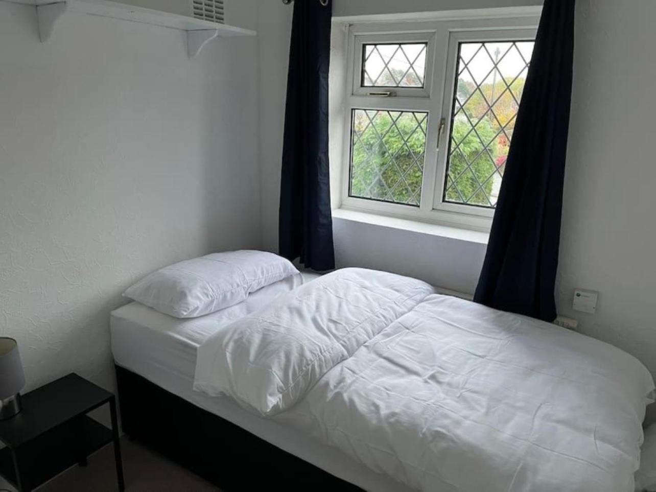 Spacious 4 Bed Home Near Nec, Jlr & Airport Parking For 3 Cars Ideal For Contractors! โซลิฮัล ภายนอก รูปภาพ
